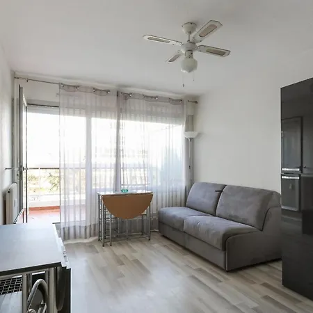 Apartment Charming Flat With Pool 8 Min Away From The In - Welkeys *