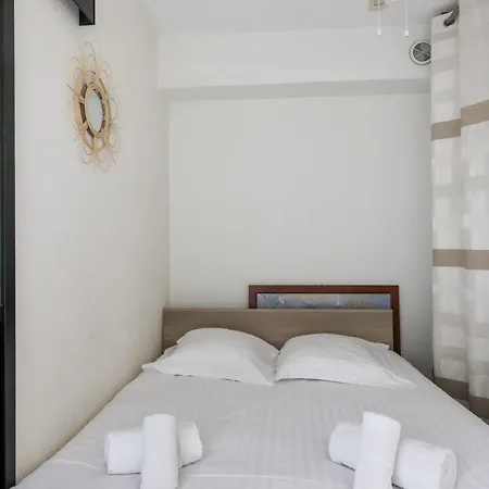 Apartment Charming Flat With Pool 8 Min Away From The In - Welkeys