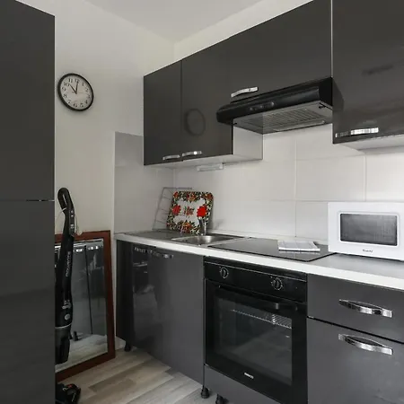 Apartment Charming Flat With Pool 8 Min Away From The In - Welkeys *